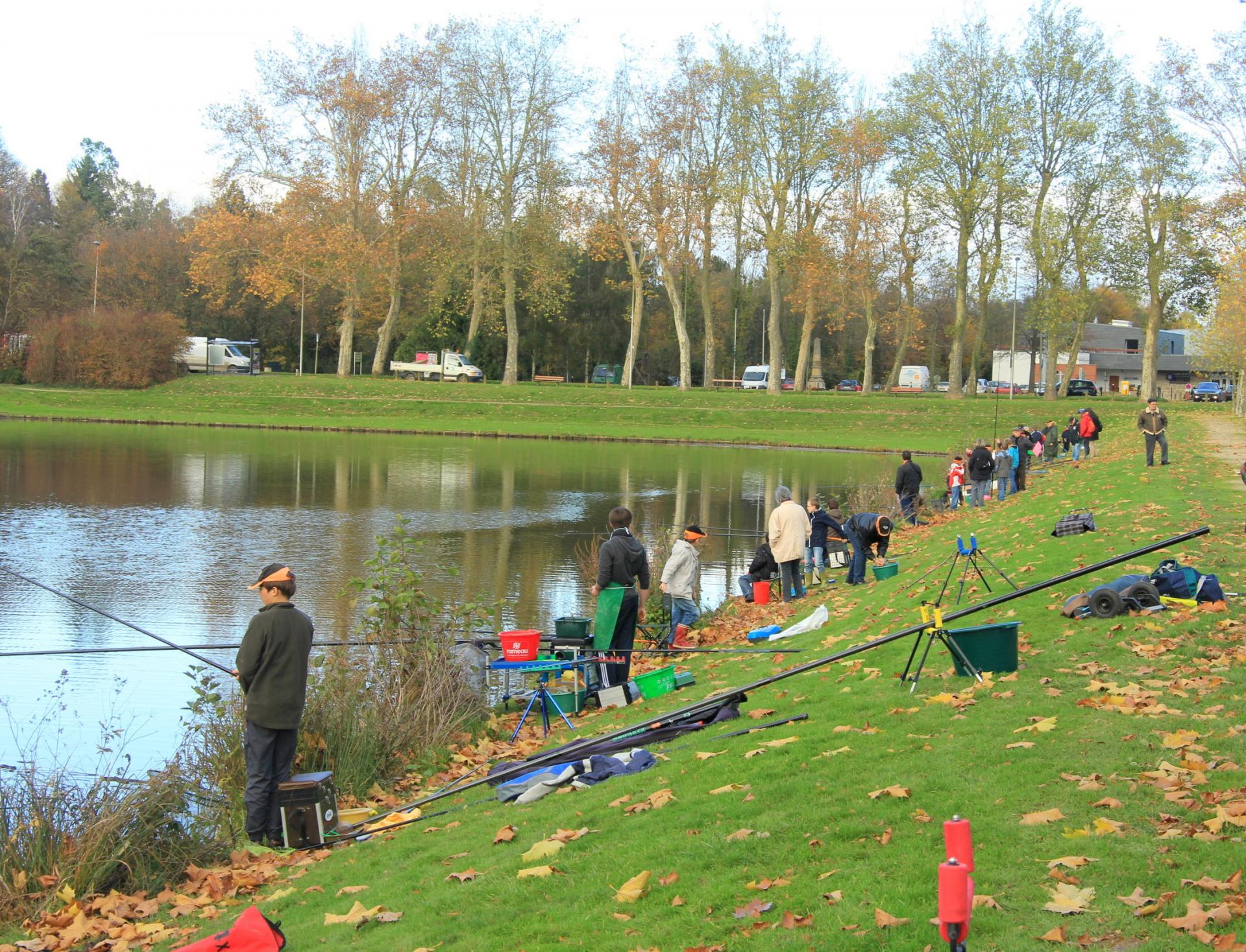 Cours de pêche au bord de l'étang de Betton