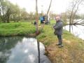 Un pêcheur avec canne lancer