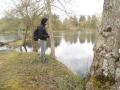 Un pêcheur avec canne lancer