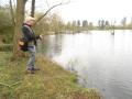 Un pêcheur avec canne lancer