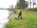 Jean Michel attend de voir son flotteur s'enfoncer dans l'eau